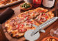 La cuisine d'acier inoxydable de la coutume SS304 usine le coupeur de pizza avec la poignée en bois de pp
