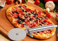 La cuisine d'acier inoxydable de la coutume SS304 usine le coupeur de pizza avec la poignée en bois de pp